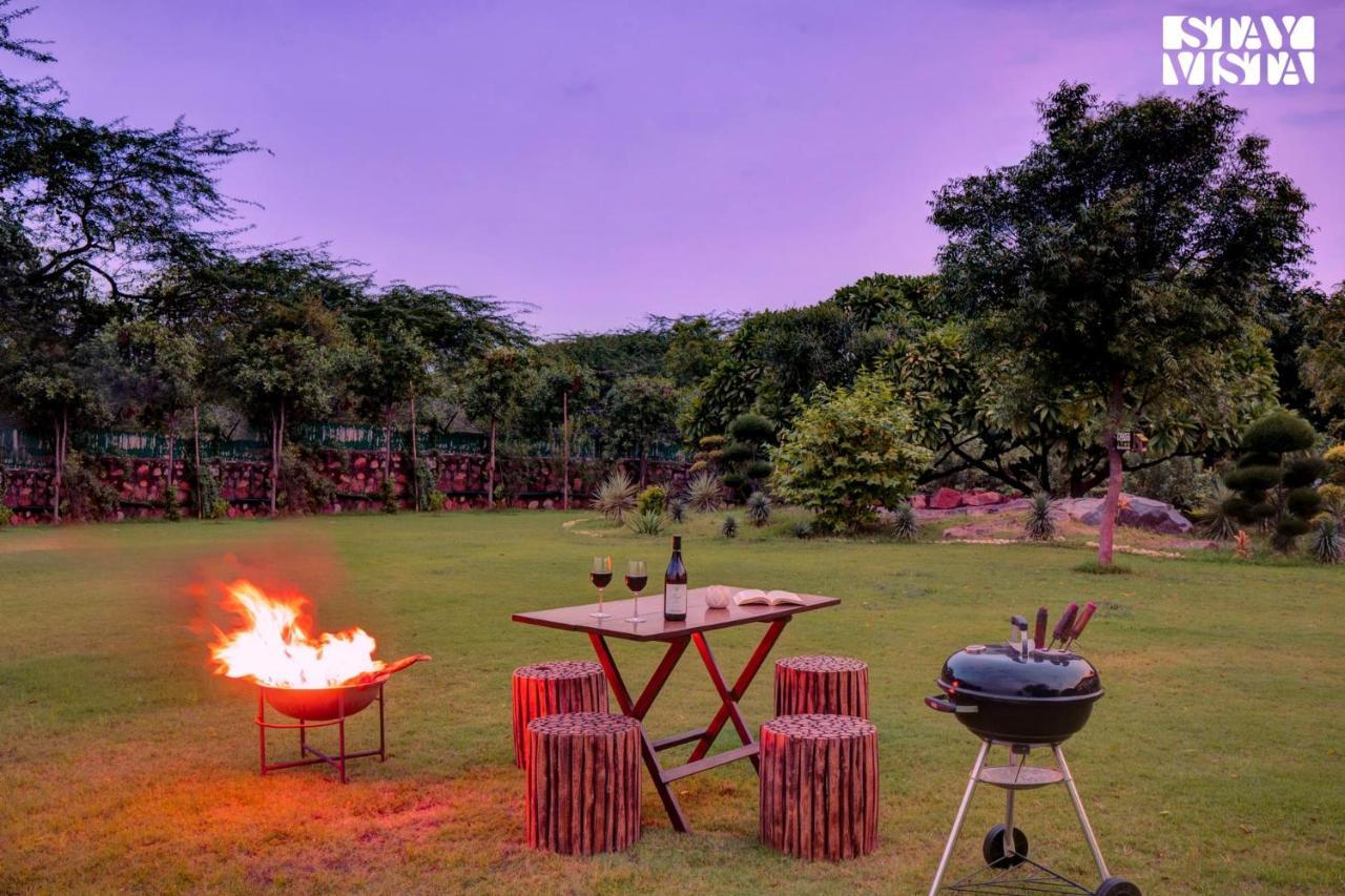 Stayvista At Idyllic Farmhouse - A Glasshouse With Outdoor Pool Gurgaon Exterior foto