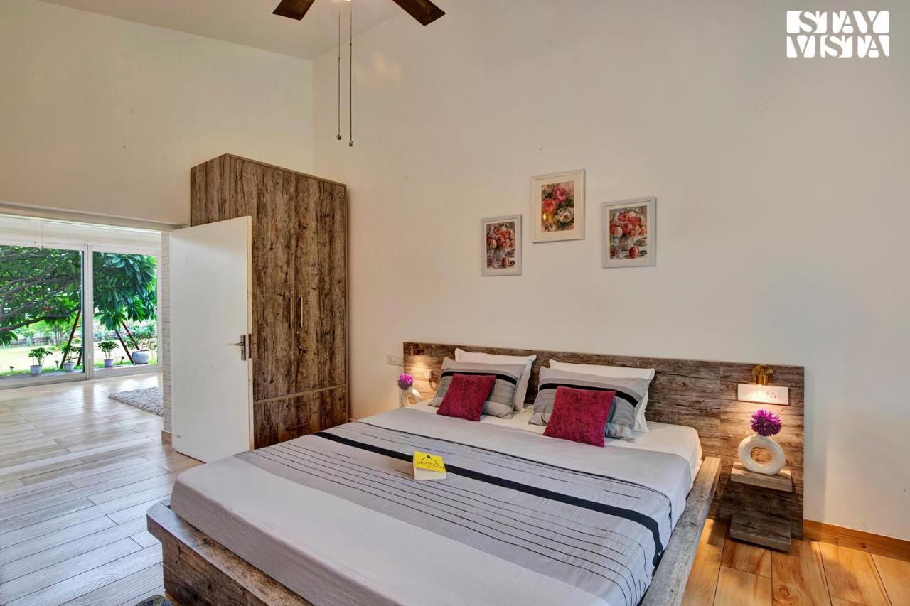 Stayvista At Idyllic Farmhouse - A Glasshouse With Outdoor Pool Gurgaon Exterior foto