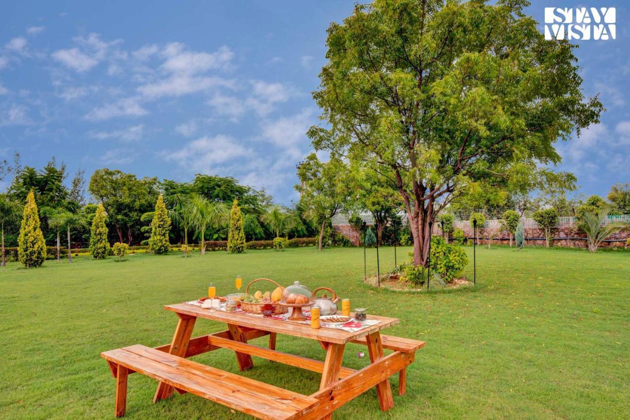 Stayvista At Idyllic Farmhouse - A Glasshouse With Outdoor Pool Gurgaon Exterior foto