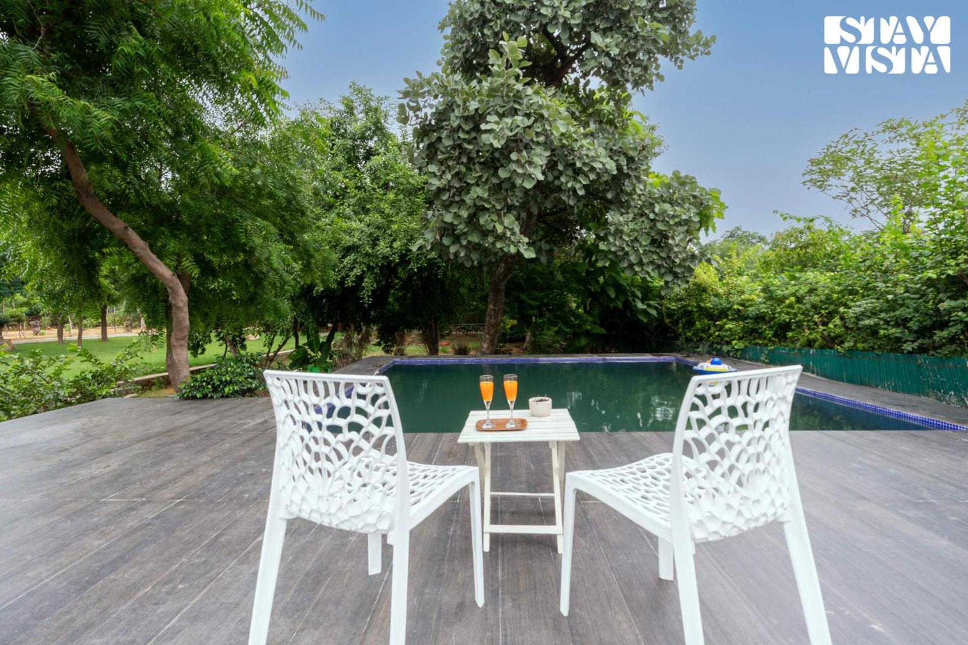 Stayvista At Idyllic Farmhouse - A Glasshouse With Outdoor Pool Gurgaon Exterior foto